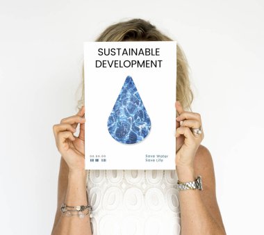 Su damlası ile banner tutan kişi