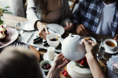 Çay partisi üzerinde toplama arkadaşlar