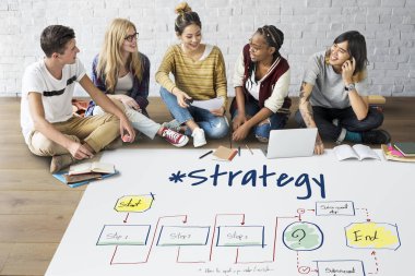 öğrenciler proje üzerinde birlikte çalışma