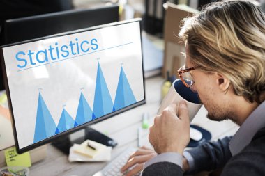 Bilgisayarda çalışan adam  