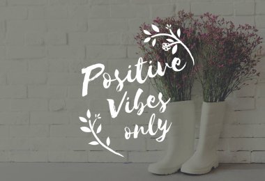 gumboots tuğla duvara yakın dur