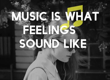 Kız kulaklık müzik dinleme