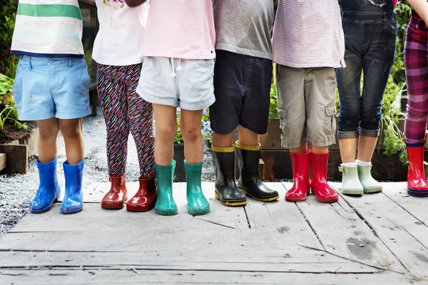 Τα παιδιά που φορούν μπότες από καουτσούκ πολύχρωμο — Φωτογραφία Αρχείου