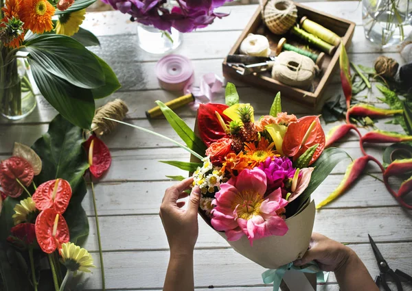 Florista mulher decora buquê — Fotografia de Stock