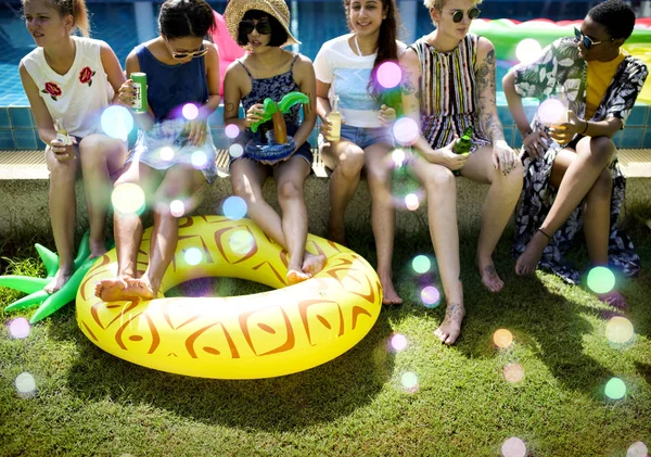 Meisjes genieten van zomer — Stockfoto