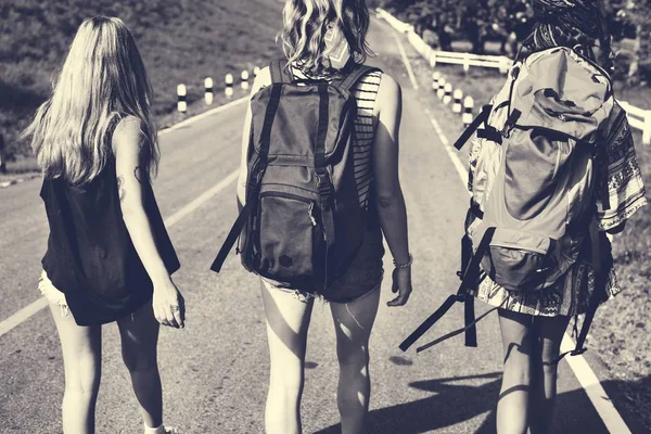Donne che camminano lungo il lato della strada — Foto Stock
