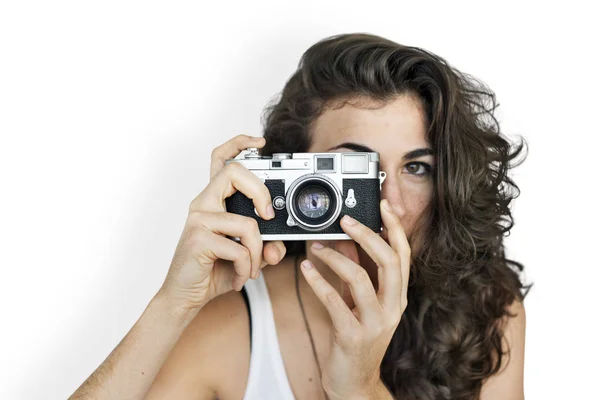 Γυναίκα, κρατώντας εκλεκτής ποιότητας φωτογραφική μηχανή — Φωτογραφία Αρχείου
