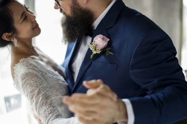 Brautpaar tanzt auf Hochzeit — Stockfoto