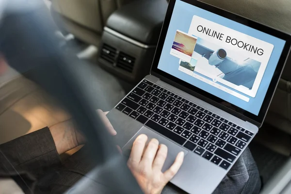 Ondernemer met laptop in de auto — Stockfoto