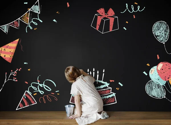Flickan sitter och rita på tavlan — Stockfoto