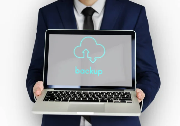 Portátil Man Holding con Cloud Computing — Foto de Stock