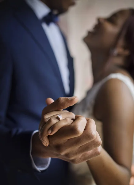 Novio y novia bailando —  Fotos de Stock