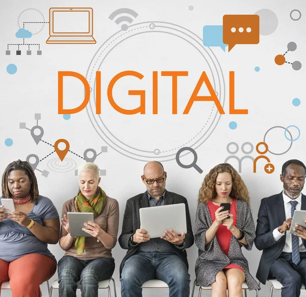 Geschäftsleute, die digitale Geräte nutzen — Stockfoto