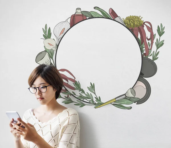 Woman using smartphone — Stock Photo, Image