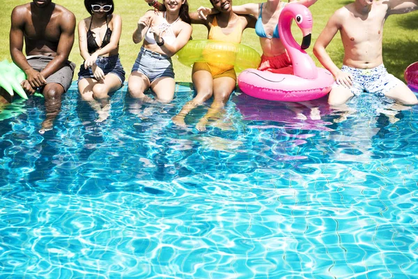 Diversità amici godendo in piscina — Foto Stock