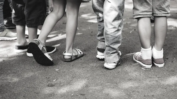 Bambini dell'asilo che giocano all'aperto — Foto Stock