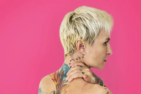 Mulher com cabelo curto e tatuagens — Fotografia de Stock