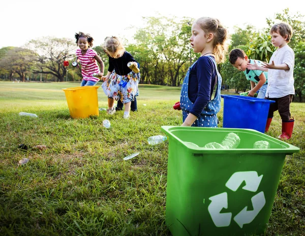 Kinder trennen Müll für das Recycling — Stockfoto