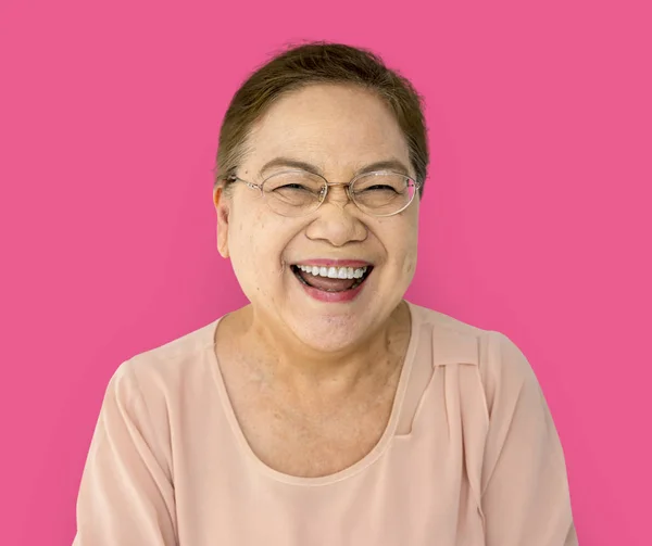 Asyalı kadın kıdemli gülüyor — Stok fotoğraf