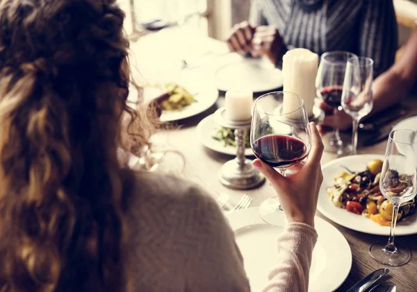 Lidé jedí v restauraci — Stock fotografie