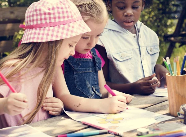 Barnen rita art klass utomhus — Stockfoto