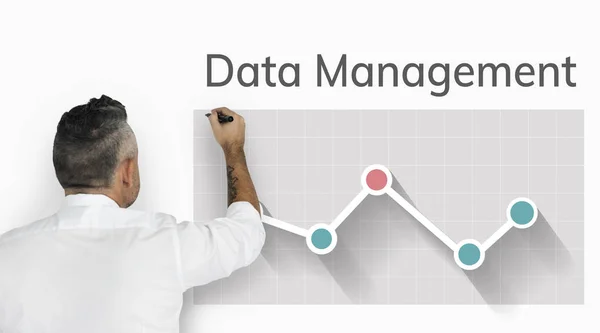 Uomo d'affari che lavora con il business chart — Foto Stock