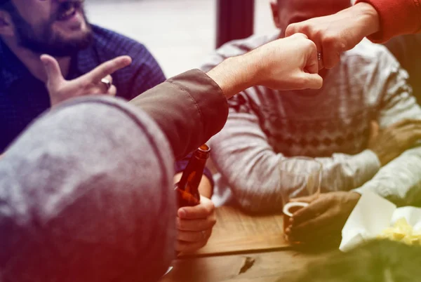 Amigos bebiendo cerveza juntos —  Fotos de Stock