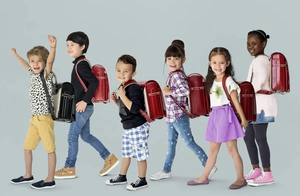 Çocukların sırt çantaları ile grup — Stok fotoğraf