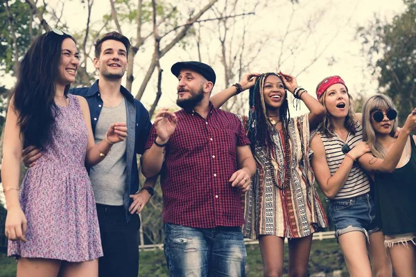 Amigos se divertindo juntos — Fotografia de Stock