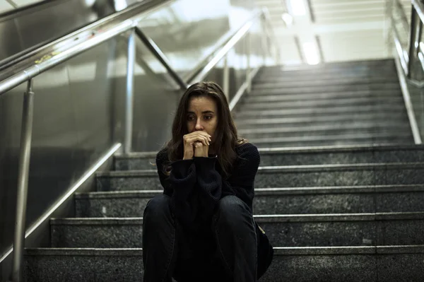 Dakloze vrouw in ondergrondse kruising — Stockfoto