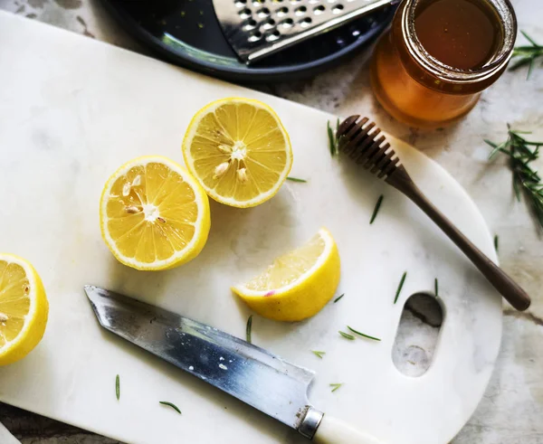 Нарезанный свежий лимон с — стоковое фото