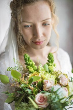 Gelin holding buket
