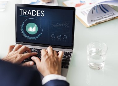 Bilgisayarla çalışan bir iş adamı