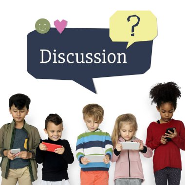 küçük çocuklar dijital cihazlar kullanarak