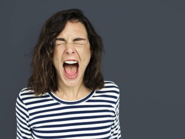 Stüdyoda poz veren güzel bir kadın.