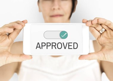  Akıllı telefon tutan kadın