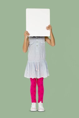 boş afişini suratla kapsayan kız