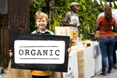 Çocuk holding yazı tahtası  