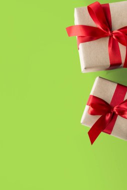  kırmızı kurdele ile sarılmış hediyeler