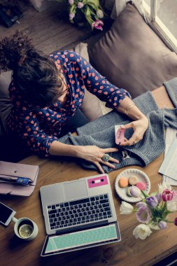 kadın yeni kazak etiketinde okuma