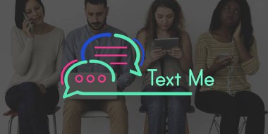 Dijital aygıtlar kullanan insanlar