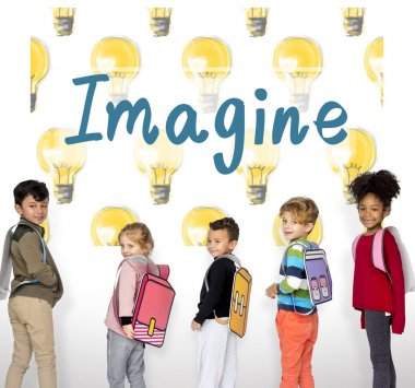 Çocuklarla kağıt sırt çantaları