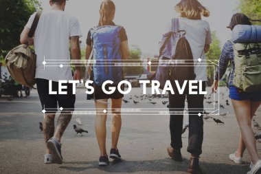sırt çantaları yolda turistlerle