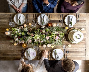 Gelin ve damat Konuklar ile kutluyor