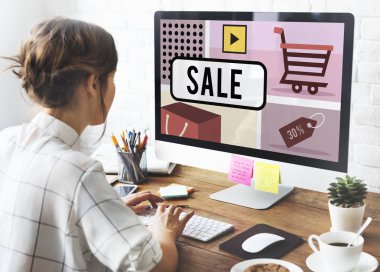 bilgisayar ile çalışan kadın