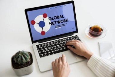 Eller dizüstü bilgisayarda çalışıyor