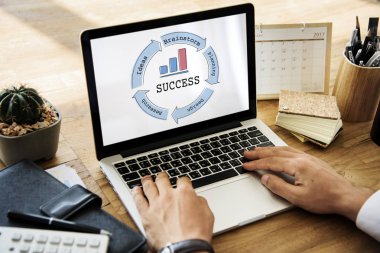 Eller dizüstü bilgisayarda çalışıyor