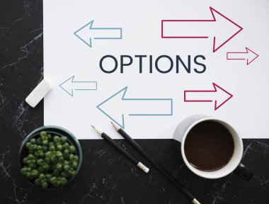  kalemler ve afiş masada