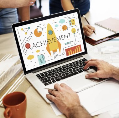 masada dizüstü bilgisayar kullanan kişi