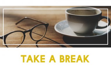 kahve fincanı ve gözlük